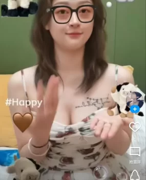 浦东胸部纹身年轻妹子