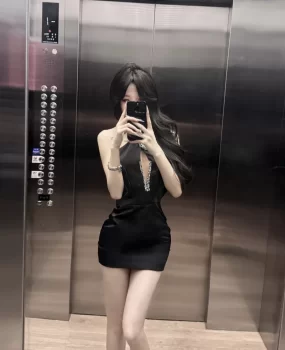 商k转行的极品美女 身材颜值很顶 性价比很高，加钱可以内射