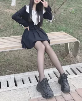 小区楼下巧遇甜美黑丝JK制服00后给钱就上了