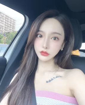 大眼睛服装店销售气质姐姐