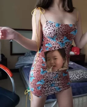 上海极品粉穴，清纯学妹 制服诱惑 简直美级了