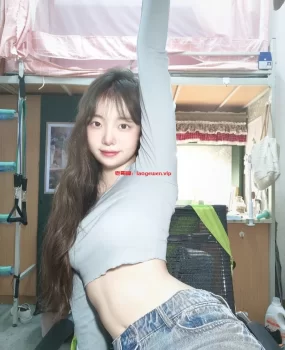 青岛在校学生妹兼职，前凸后翘雪白大奶服务好，嘴甜活好